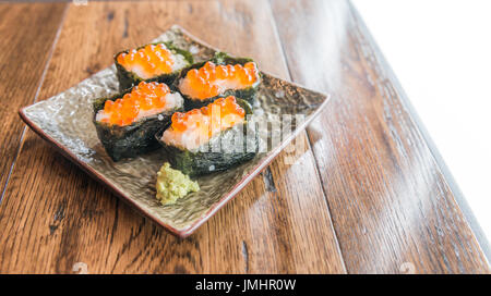 Geringe Schärfentiefe Feld Auswahl an Sushi und Sashimi mit natürlichem Licht aus dem Fenster Stockfoto