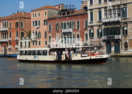 Ein Blick auf eine Vaporetto auf dem Canal Grande, Venedig. Stockfoto