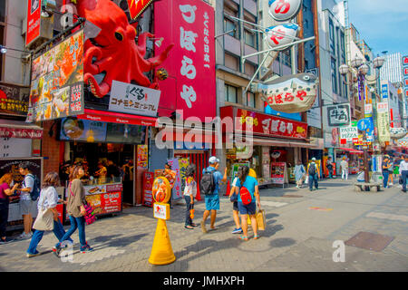 OSAKA, JAPAN - 18. Juli 2017: Dotonbori Vergnügungsviertel. Dotonbori ist eines der wichtigsten Touristenziele in Osaka Japan Stockfoto