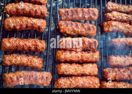 traditionelles Essen Meat Balls "Mici" am grill Stockfoto