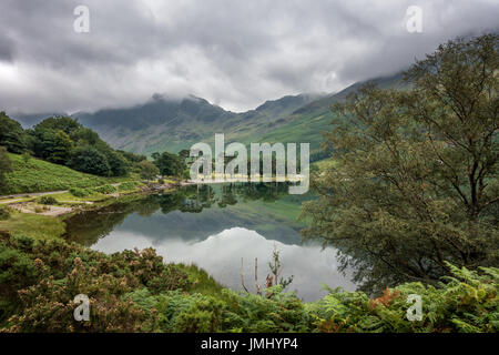 UK-Landschaft-Landschaft: schöne Reflexionen auf dem See an einem noch Sommertag in Buttermere, Englisch Seenplatte, Cumbria Stockfoto