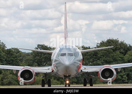 Jet2 Flugzeug auf der Landebahn am Flughafen Leeds Bradford Stockfoto