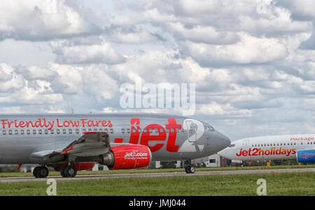 Jet2 Flugzeug auf der Landebahn am Flughafen Leeds Bradford Stockfoto