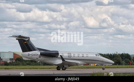 Private Jet auf der Piste bereit für abheben am Flughafen Leeds Bradford. Stockfoto