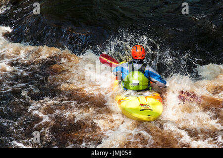Wildwasser-bei kämpfen mit Wildwasser-Rafting auf dem Fluss Washburn, North Yorkshire, UK Stockfoto