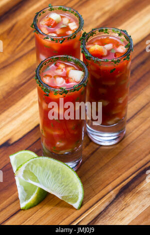 Gazpacho-Sampler in hohe Schnapsgläser mit Koriander Rand als erfrischende Sommer Suppe serviert Stockfoto