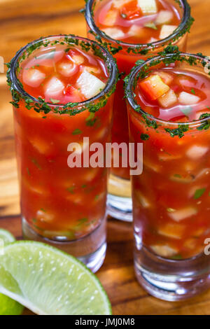 Gazpacho-Sampler in hohe Schnapsgläser mit Koriander Rand als erfrischende Sommer Suppe serviert Stockfoto