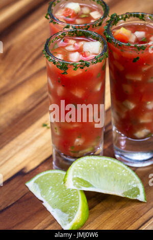 Gazpacho-Sampler in hohe Schnapsgläser mit Koriander Rand als erfrischende Sommer Suppe serviert Stockfoto