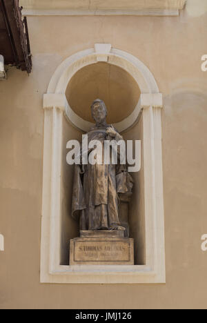 Statue von Thomas Aquinas in der Nische der St.-Nikolaus Kathedrale in Ljubljana, Slowenien Stockfoto