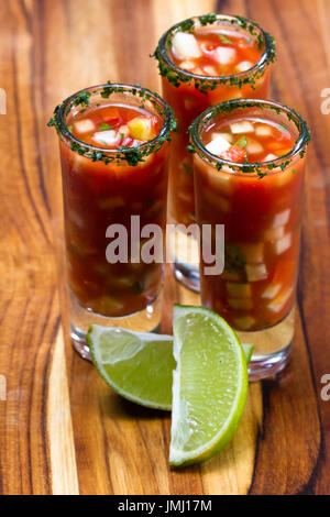 Gazpacho-Sampler in hohe Schnapsgläser mit Koriander Rand als erfrischende Sommer Suppe serviert Stockfoto