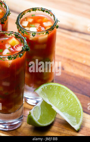 Gazpacho-Sampler in hohe Schnapsgläser mit Koriander Rand als erfrischende Sommer Suppe serviert Stockfoto