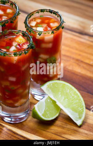 Gazpacho-Sampler in hohe Schnapsgläser mit Koriander Rand als erfrischende Sommer Suppe serviert Stockfoto