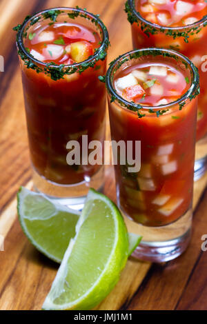 Gazpacho-Sampler in hohe Schnapsgläser mit Koriander Rand als erfrischende Sommer Suppe serviert Stockfoto