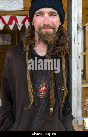 Junger Mann mit sehr langen Bart und Dreadlocks, Irland Stockfoto