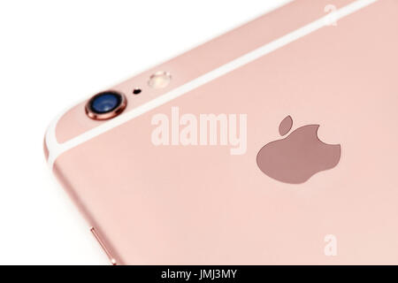 Nahaufnahme von Apple Logo auf rose gold iPhone 6 s Smartphone-Gerät isoliert auf weißem Hintergrund Stockfoto