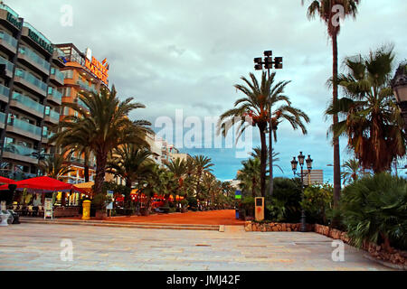 LLORET DE MAR, Spanien - 6. Oktober 2013: Die Ansicht der Passege Promenade Straße vom Rathaus in Lloret de Mar, Costa Brava, Katalonien, Spanien Stockfoto