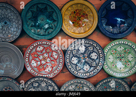 Traditionelle marokkanische handgefertigte Platten hängen an der Wand. Stockfoto