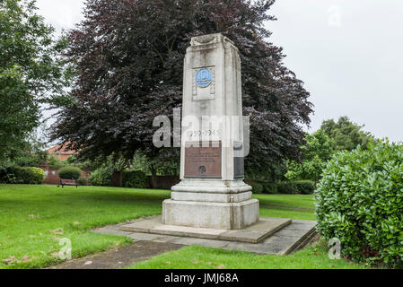 Kriegerdenkmal in Billingham, England, Vereinigtes Königreich, für ehemalige ICI-Mitarbeiter, die im zweiten Weltkrieg starben. Stockfoto