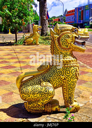 Kambodscha Siem Reap goldene Wächter große Gold lackiert Löwe Tiger Drache Protektoren Stockfoto