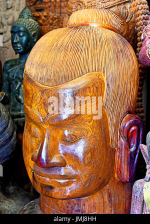 Kambodscha Siem Reap geschnitztem Holz Buddha Shop am Arbeitsplatz Stockfoto