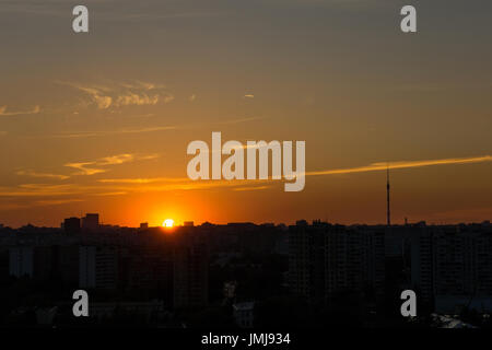 Silhouette von Moskau bei Sonnenuntergang, Ostankino Fernsehturm, Sommer Stockfoto