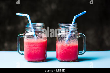 Zwei Gläser mit gesunden Wassermelonen-Smoothie. Sommer-Erfrischung Stockfoto