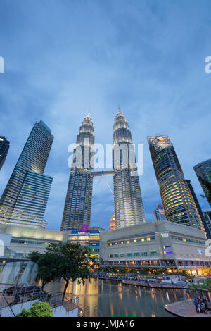 Petronas Zwillingstürme in der Abenddämmerung, Kuala Lumpur, Malaysia Stockfoto