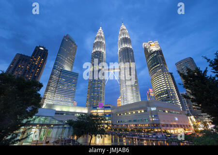 Petronas Zwillingstürme in der Abenddämmerung, Kuala Lumpur, Malaysia Stockfoto