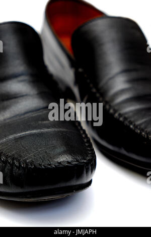 Schwarze elegante Lederschuhe, isoliert auf einem weißen Hintergrund. Nächster Nähe erschossen. Stockfoto