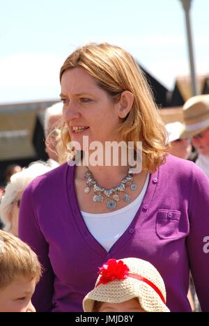 Amber Rudd, konservative M.P. für Hastings und Roggen, spricht bei der Eröffnung der alten Stadt Karneval in Hastings, England am 30. Juli 2011. Stockfoto