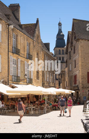 Paar, vorbei an Menschen, die Essen in Restaurant in Sarlat-la-Canéda, Dordogne, Frankreich Stockfoto