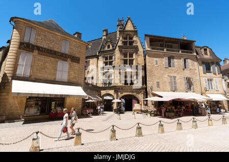 Menschen, die zu Fuß über den Place du Peyrou in Sarlat-la-Canéda, Dordogne, Frankreich Stockfoto