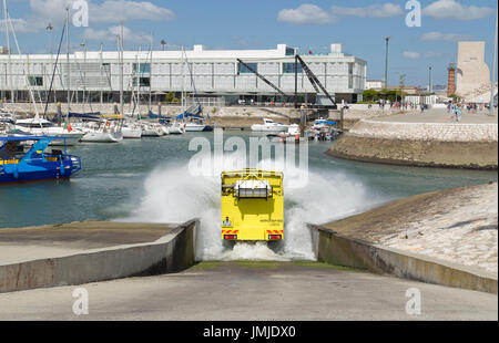 Amphibische Touristenbus in Wasser in Belem Lissabon Portugal Stockfoto