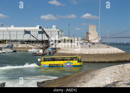 Amphibische Touristenbus in Wasser in Belem Lissabon Portugal Stockfoto