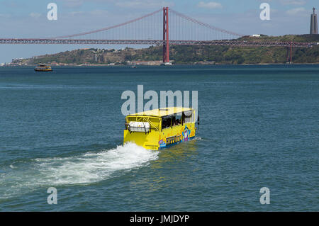 Amphibische Touristenbus in Wasser in Belem Lissabon Portugal Stockfoto