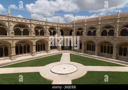 Kreuzgang im Kloster Jerónimos in Lissabon Portugal Stockfoto