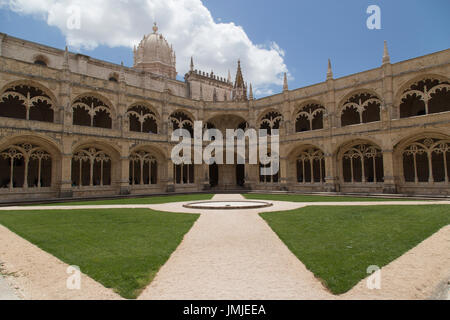 Kreuzgang im Inneren das Hieronymus-Kloster in Lissabon Portugal Stockfoto