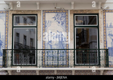 Portugiesischen Kacheln auf dem Armaturenbrett eines Gebäudes in Lissabon Portugal Stockfoto