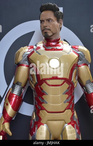 Eisen-Mann-Leben-Size-Model sitzt auf dem Bürgersteig in der Nähe von Einkaufszentrum in Taipei, Taiwan. Stockfoto