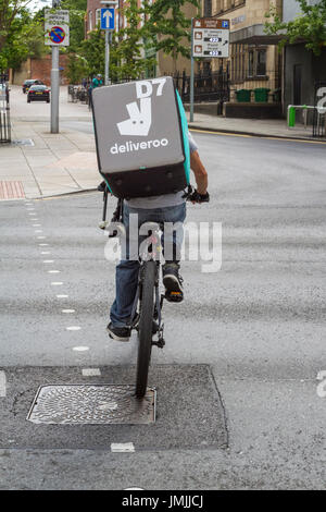 Deliveroo Radfahrer oder Reiter, Nottingham, England, Großbritannien Stockfoto