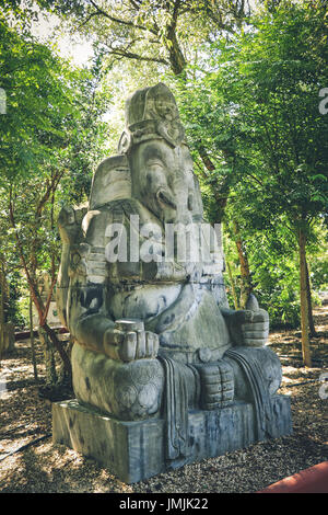 Ganesh Elephant God Statue in einem Garten Stockfoto