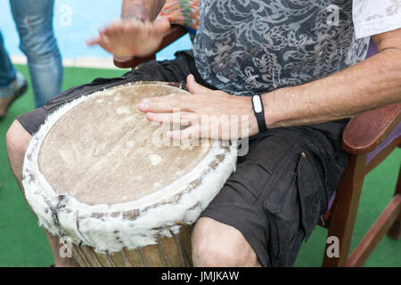 Schlagzeug, Percussion-Instrumente und Kulturbegriff - Closeup auf den Händen der Musiker mit afrikanischen Djembe, Sommer im freien konzertante Aufführung, ethn Stockfoto