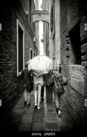 Touristen Fuß zwischen den Wänden des Sestiere Castello Straße in Venedig, Italien. Datum: 03/2010. Photoghrapher: Xabier Mikel Laburu Van Woudenberg. (* Aufnahme in s/w Film EI: 800 ISO und auf einem Epson V700 gescannt) Stockfoto