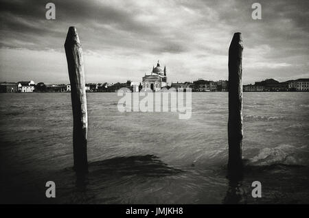 Kirche der Redentore gesehen über den Canale della Giudecca in Venedig. Datum: 03/2010. Photoghrapher: Xabier Mikel Laburu Van Woudenberg. (* Aufnahme in s/w Film EI: 800 ISO und auf einem Epson V700 gescannt) Stockfoto