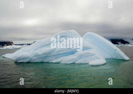 In der Nähe von Pleneau Island, Antarktis, antarktische Halbinsel, Lemaire-Kanal, Eisberg. Stockfoto