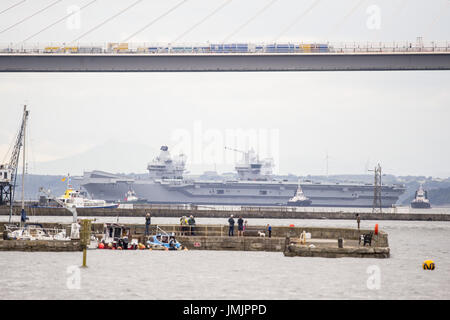 Die HMS Queen Elizabeth dreht sich in Rosyth Docks, wie es durch Segel setzen sich die vierte unter der Eisenbahnbrücke mit nur 6 Fuß ist zu ersparen.  Mitwirkende: HMS Queen Elizabeth Where: Edinburgh, Vereinigtes Königreich bei: Kredit-26. Juni 2017: Euan Cherry/WENN.com Stockfoto