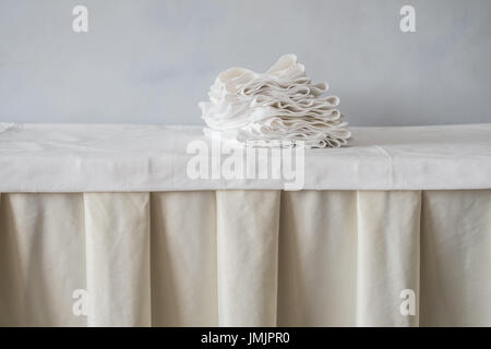 Stapel von Tuch Handtücher auf dem weißen Tisch im restaurant Stockfoto