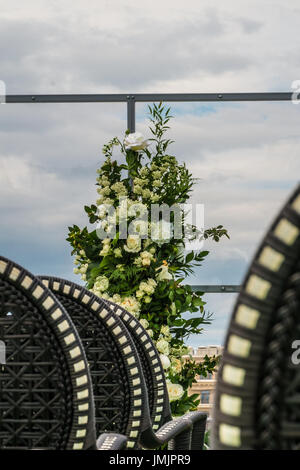 Hochzeit Stühle Gang mit grünen Pflanzen dekoriert auf dem Boden Stockfoto