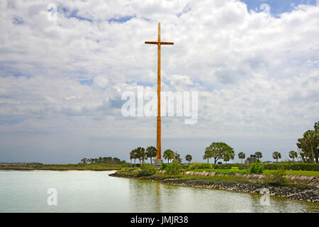 208 ft Kreuz markiert die Stelle des ersten katholischen Messe in den USA Brunnen der Jugendpark im historischen St. Augustine Florida die älteste Stadt in Ameri Stockfoto
