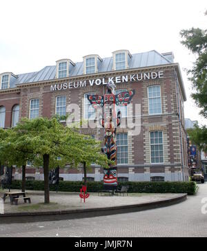 Totempfahl vor Rijksmuseum Volkenkunde (Nationales Museum für Völkerkunde) in der Stadt Leiden, Niederlande. Gegründet im Jahre 1837, älteste in Europa. Stockfoto